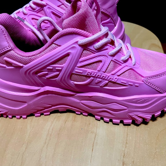 Pink tennis shoes - Picture 2 of 6